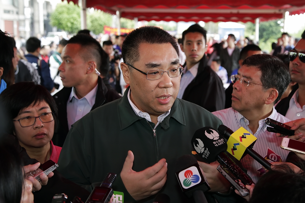行政長官重申處理“海一居”事件必須依法。