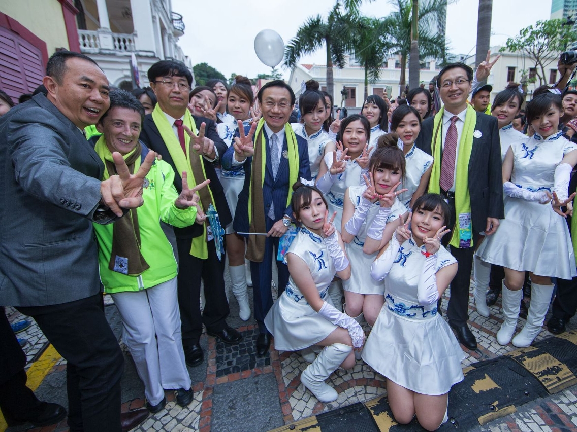 Secretary for Social Affairs and Culture, Alexis Tam Chon Weng and other guests cheered up the performing groups on the Parade route