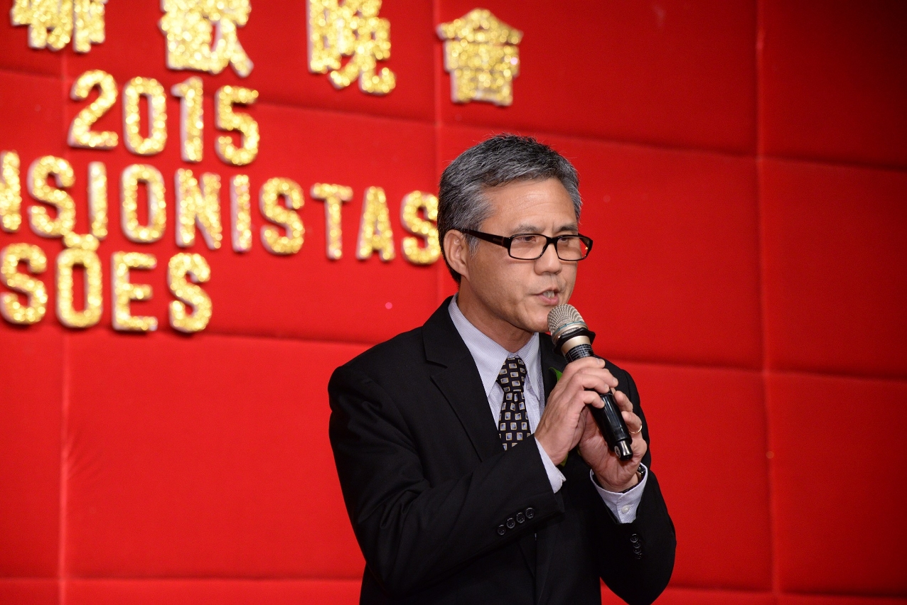 行政管理委員會委員葉炳權高歌，向退休公務人員話別