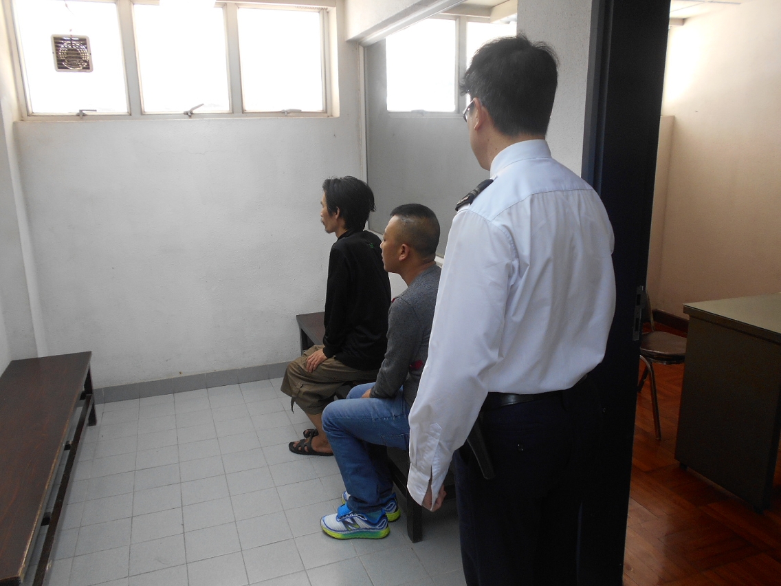 2名男非法入境者被海關拘押