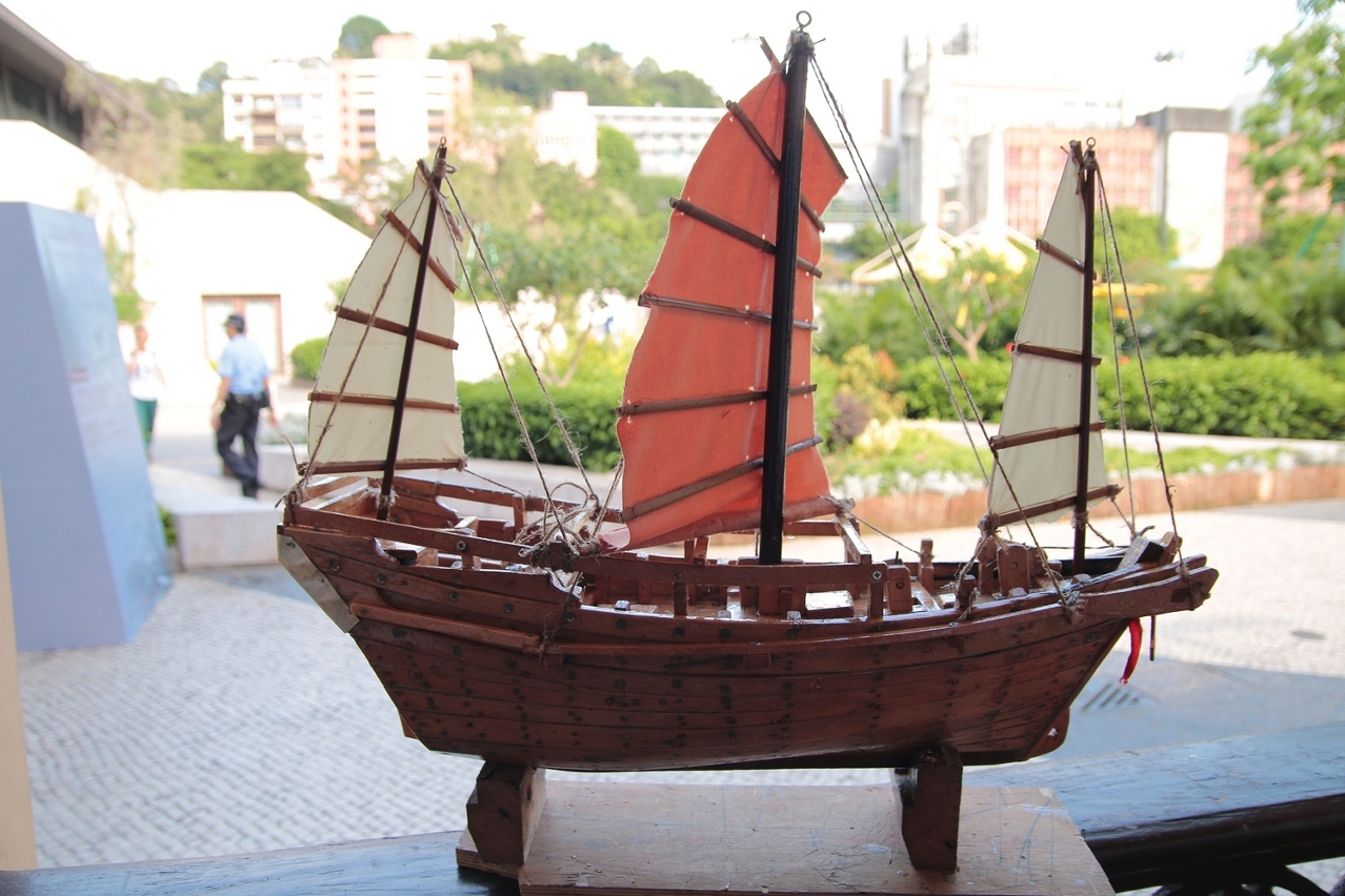 Com base nas suas técnicas de construção naval, o construtor naval veterano de Macau, Wan Chun, cria juncos em miniatura.