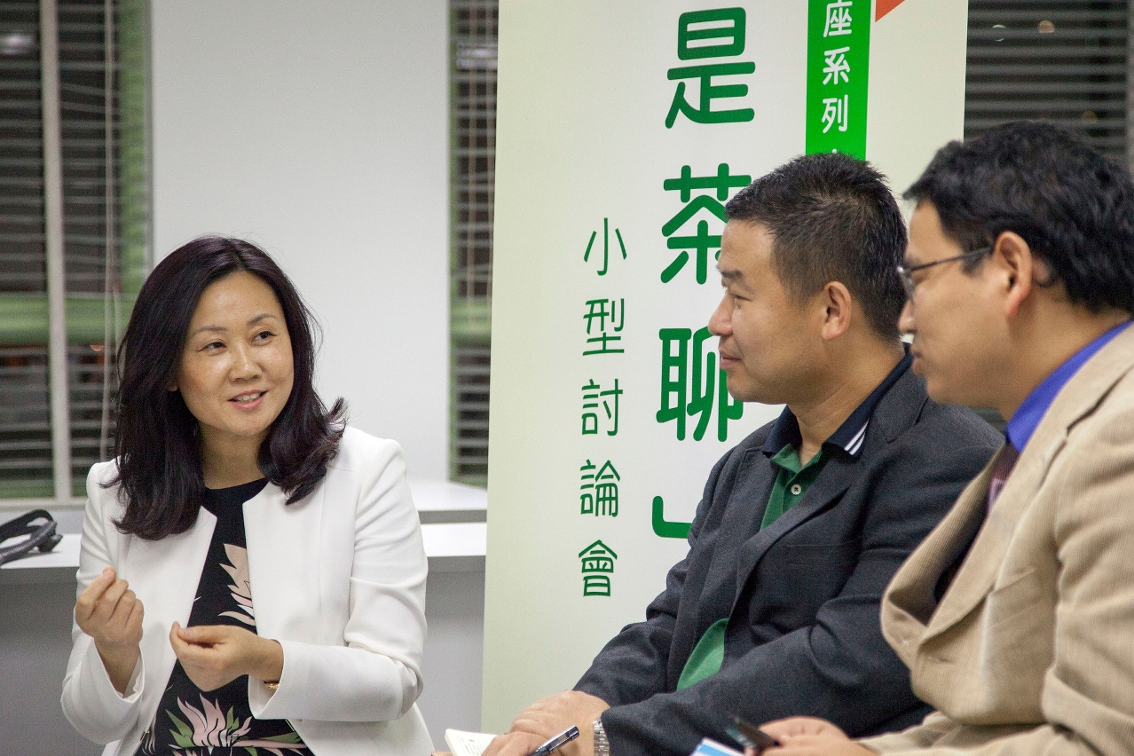 師生在討論會上發表個人見解