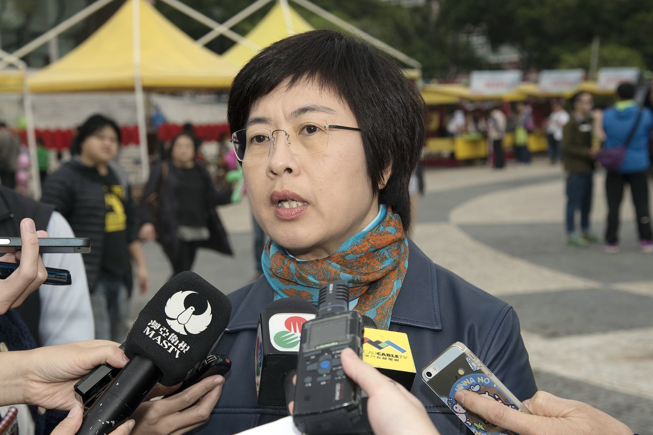 Secretária para a Administração e Justiça, Sónia Chan, fala à comunicação social durante uma ocasião pública.
