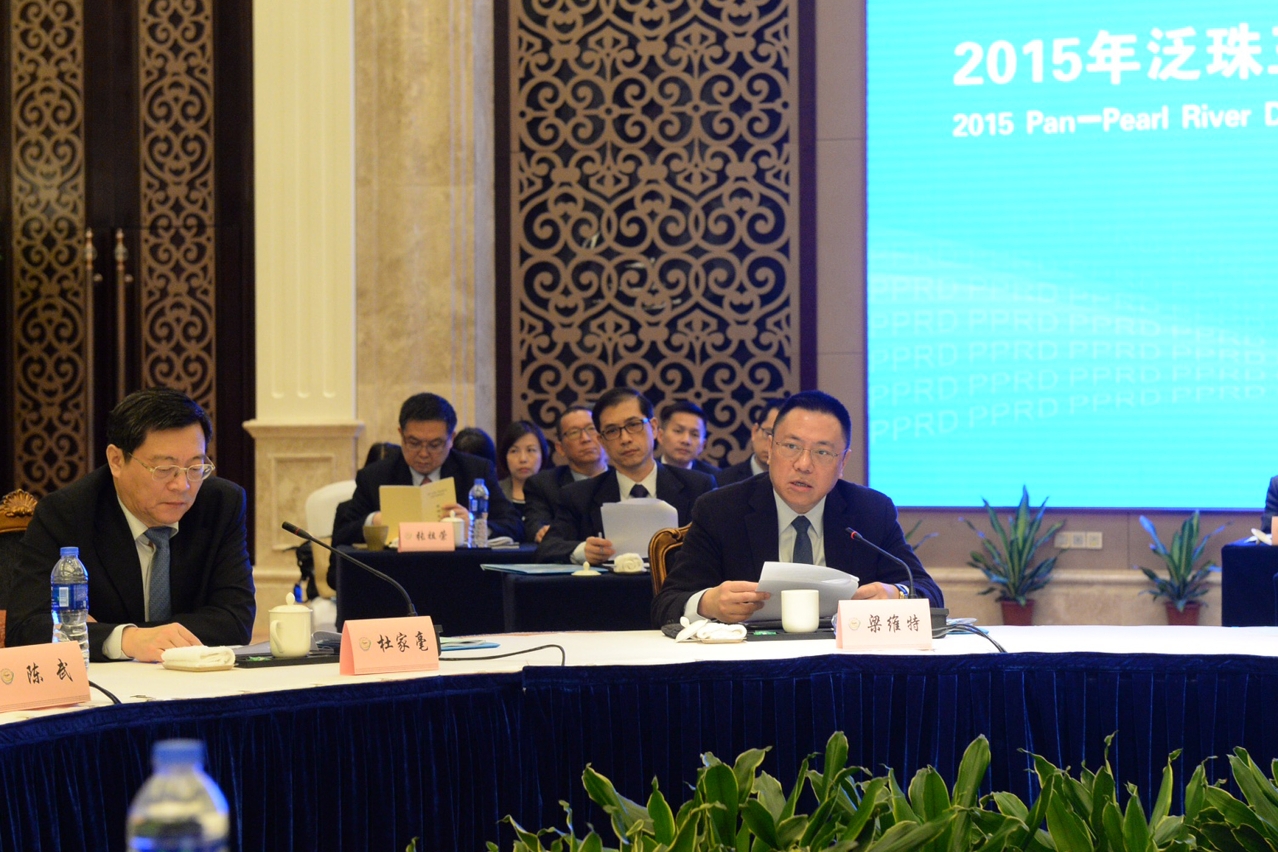 Secretary for Economy and Finance, Mr Leong Vai Tac, is in Fujian to attend the 2015 Pan-Pearl River Delta Regional Cooperation Chief Executive Joint Conference.