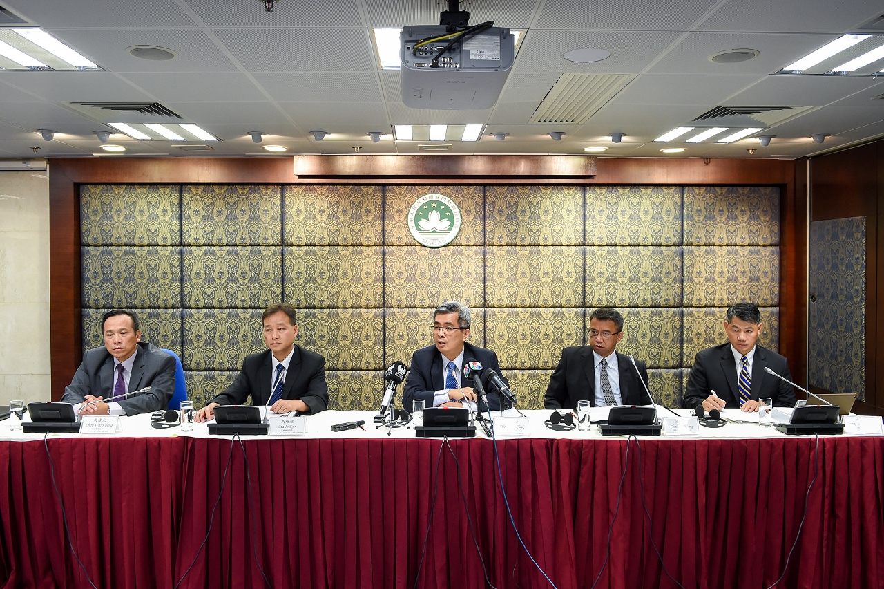 Secretary for Security, Mr Wong Sio Chak, announces crime figures of first three quarters of 2015 at a press conference.