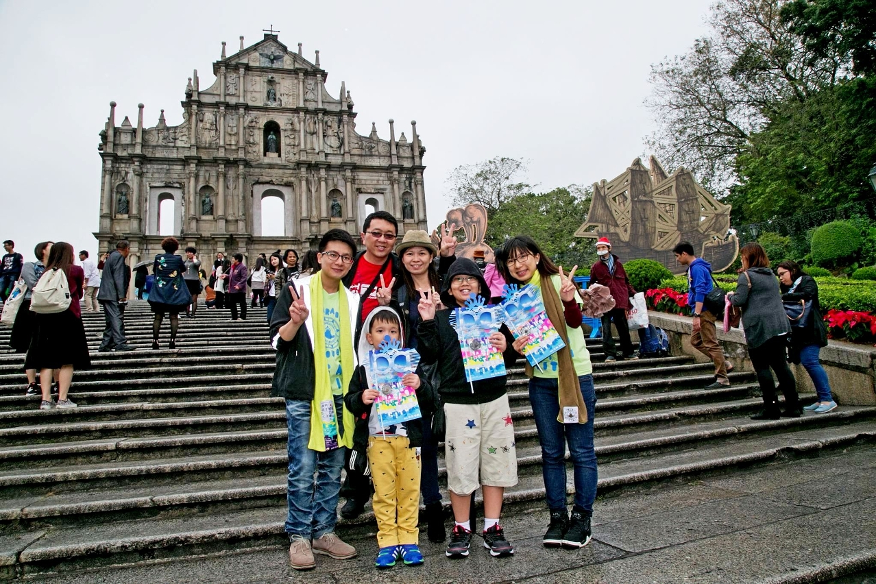 The IC team distributed flyers to the residents, shops and tourists along the Parade route, in order to promote the Parade
