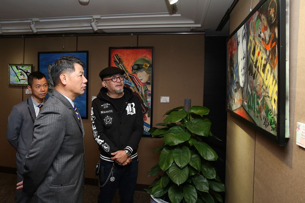 梁文昌局長觀賞警務人員書畫作品展