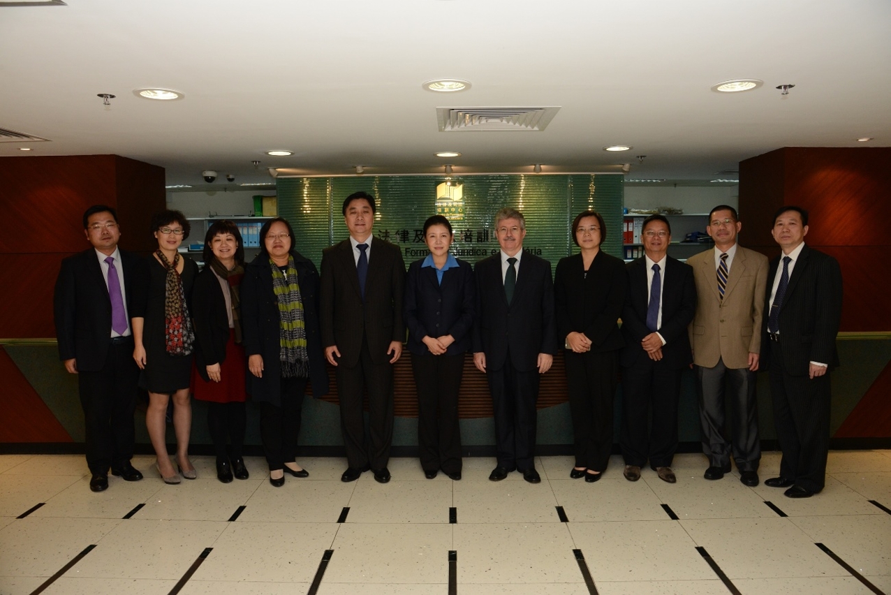A Vice-Presidente He Rong e os membros da delegação visitam o Centro de Formação Jurídica e Judiciária.