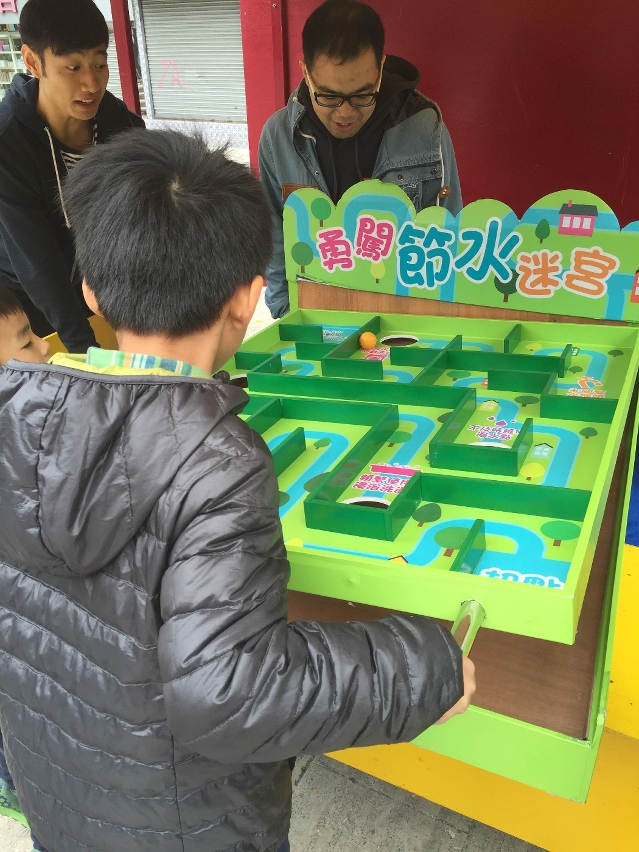 小朋友認真參與遊戲學習節水方法
