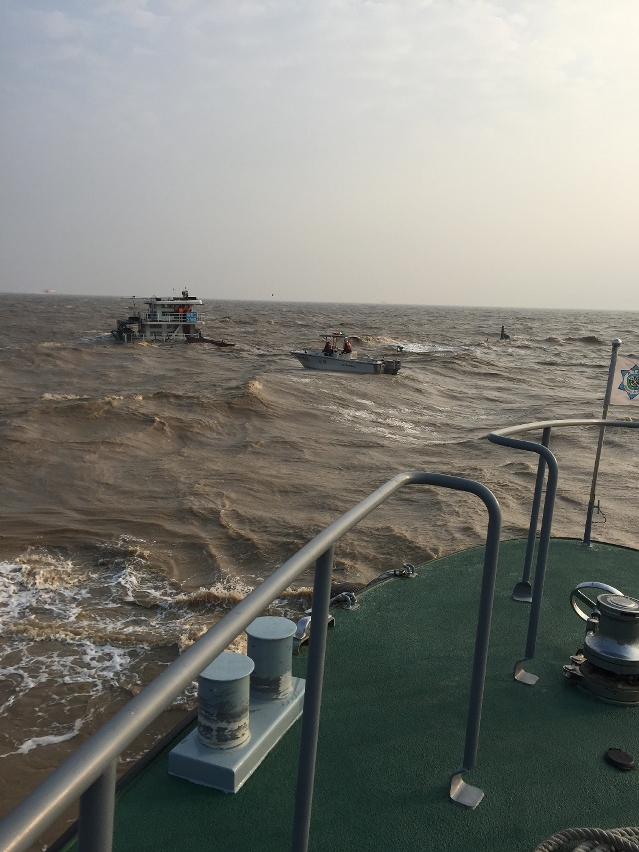 海關派出快艇、巡邏船及潛水隊到場救援