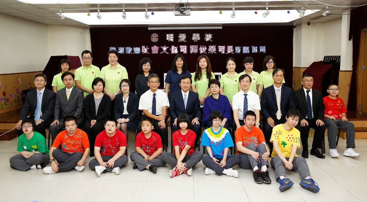 Fotos de Alexis Tam e de dirigentes da Escola Cáritas de Macau.