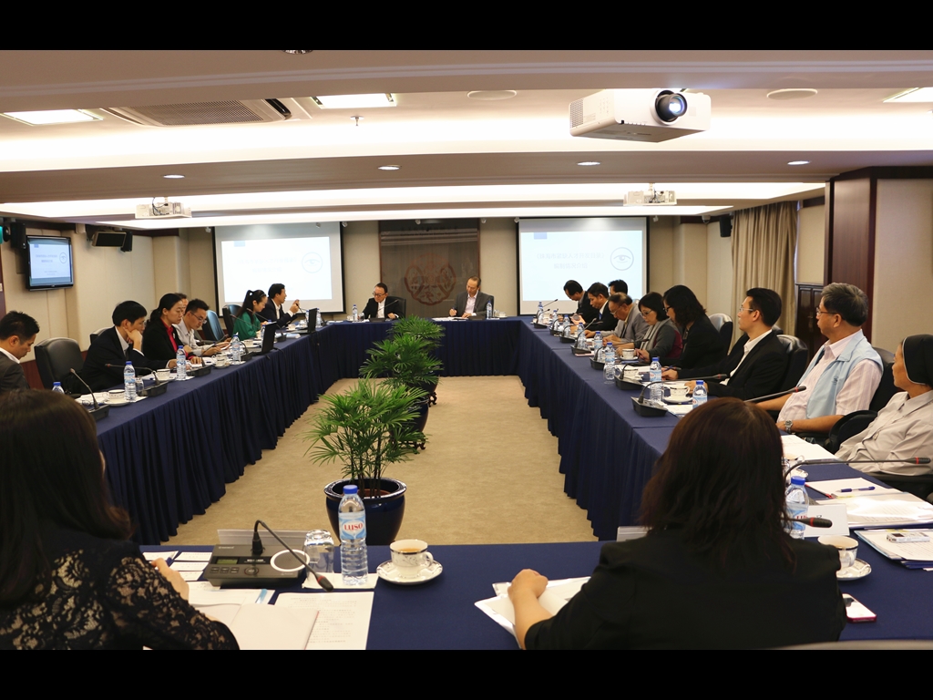 委員們聽取珠海市人社局劉斌副局長介紹珠海人才發展基本情況