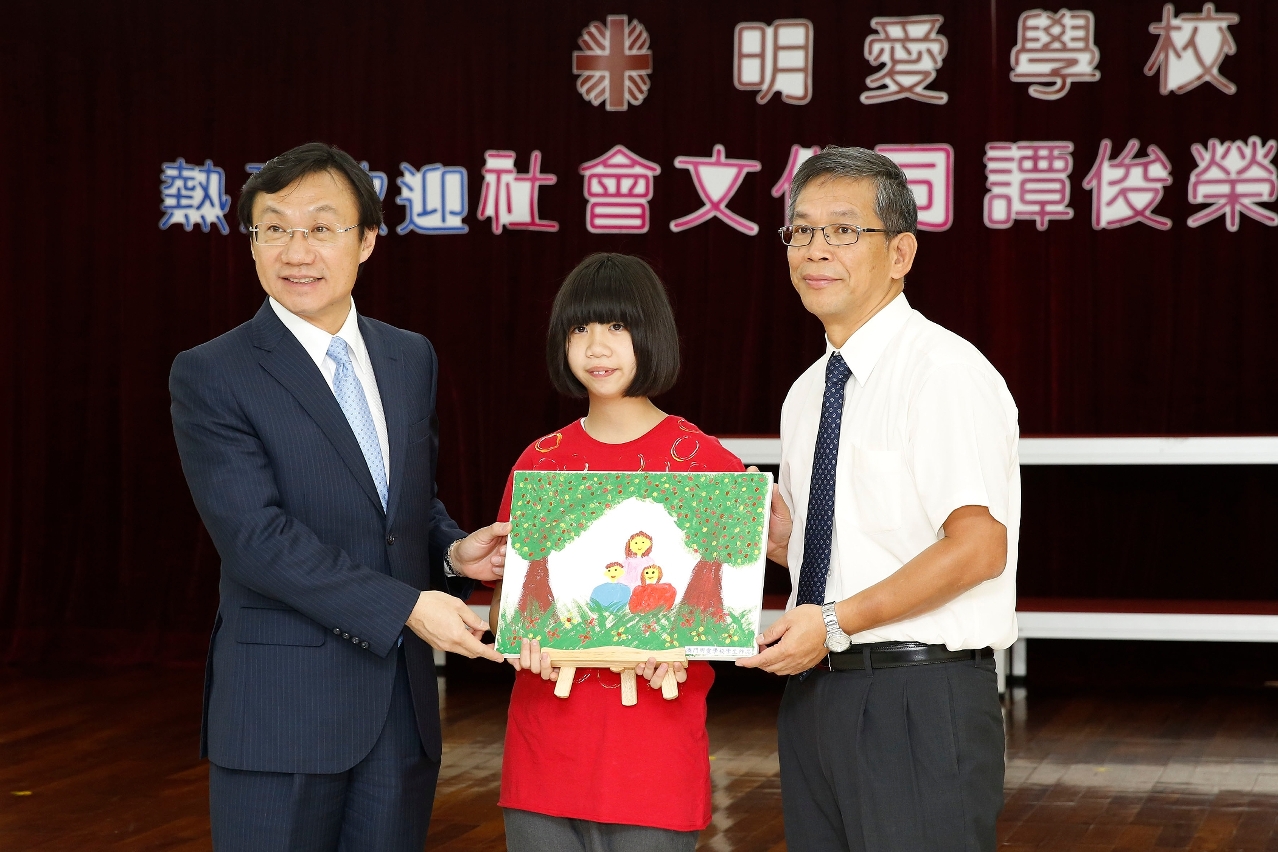 Alunos da Escola Cáritas de Macau entregaram uma lembrança a Alexis Tam.