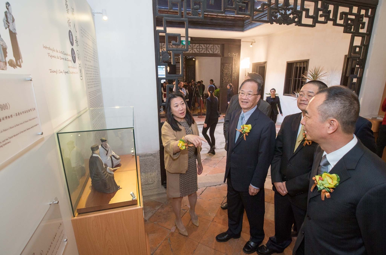 Professora Zhang Zexun apresentou as suas obras de escultura aos convidados.
