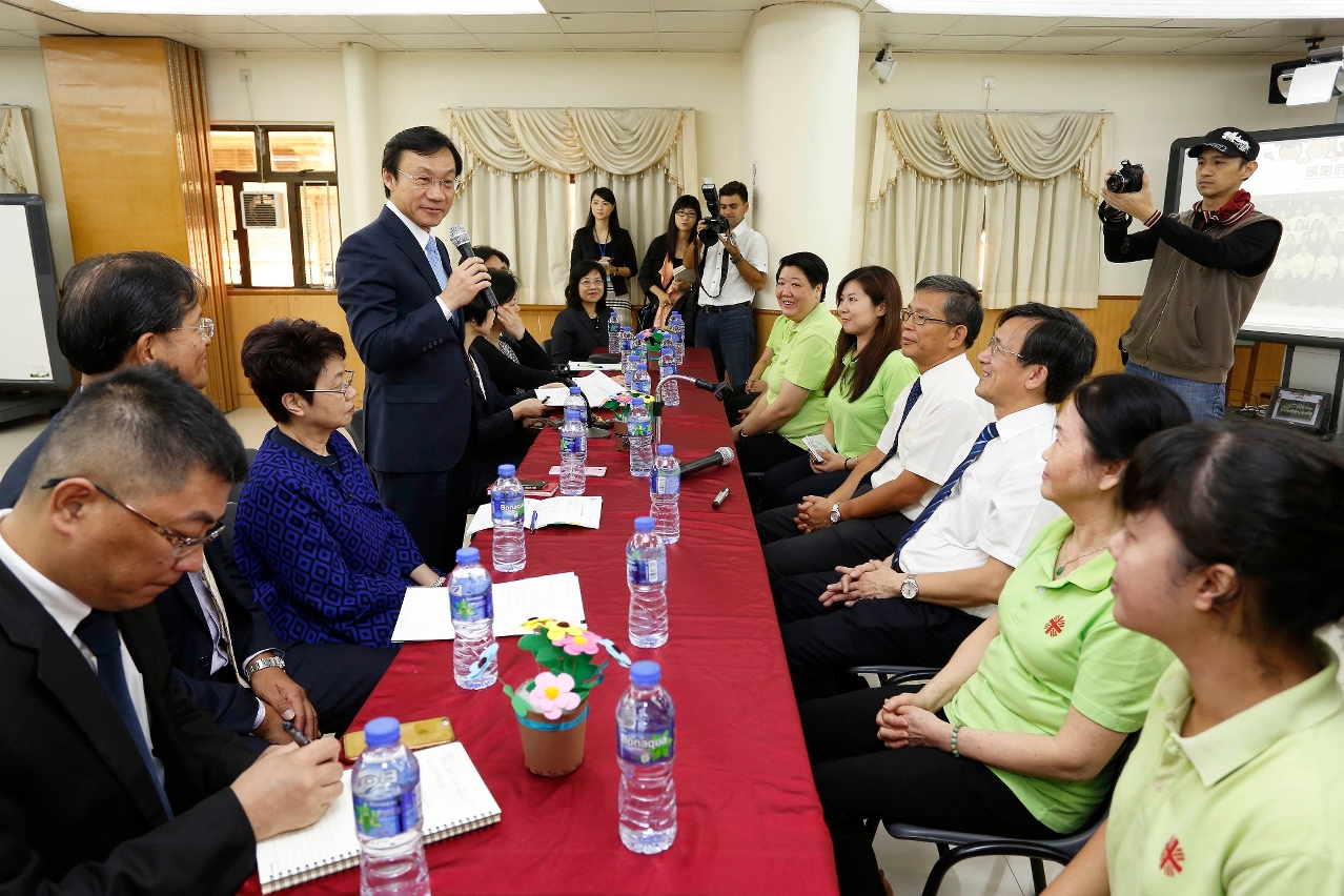 Alexis Tam dialogou com dirigentes, pessoal docente e não docente da Escola Cáritas de Macau