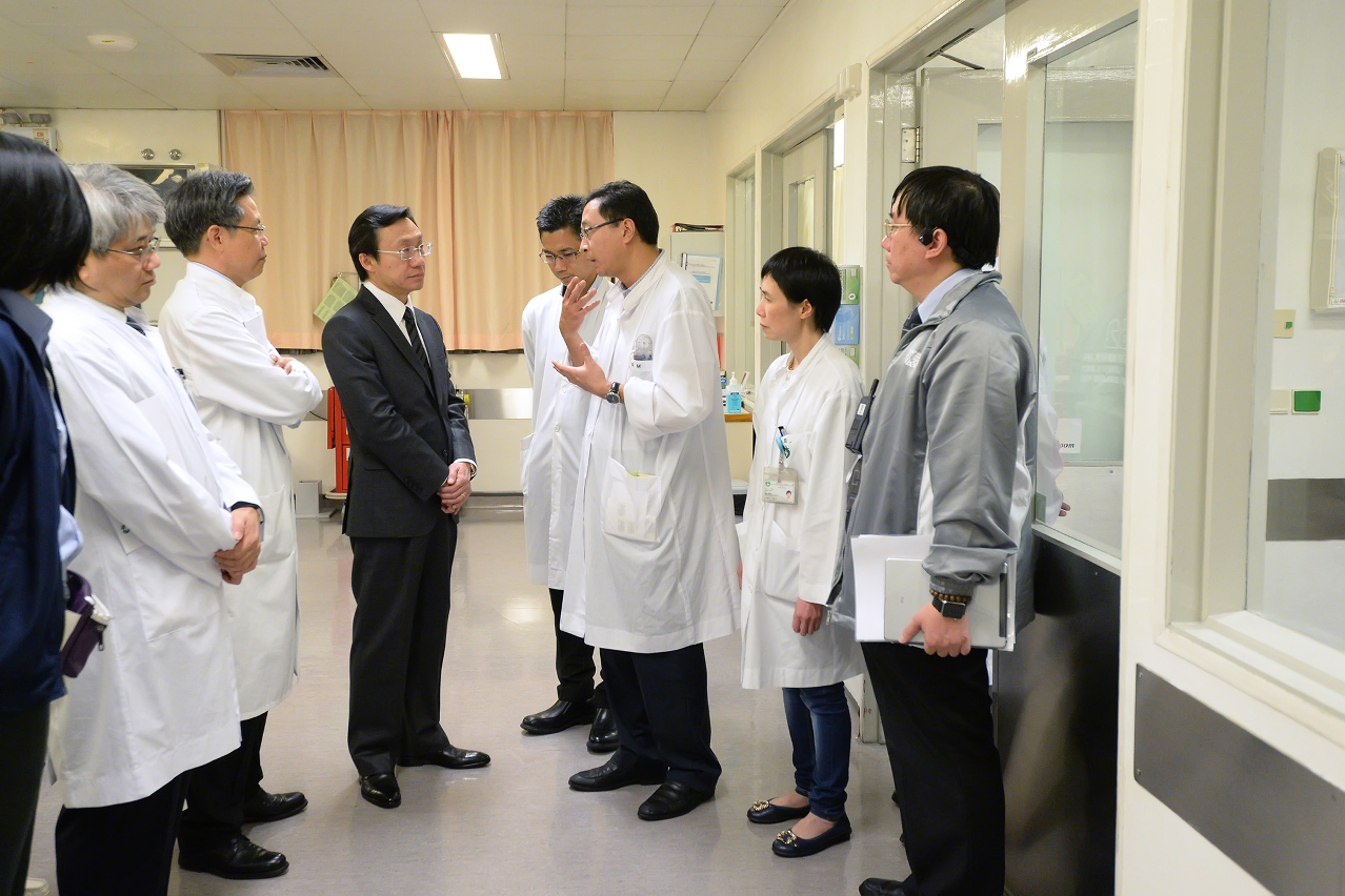 Secretário para os Assuntos Sociais e Cultura, Doutor Alexis Tam, foi conhecer a situação do piloto Tom Mchale junto da equipa médica e de enfermagem