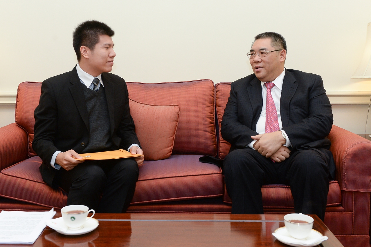 Chefe do Executivo tem encontro com presidente da Associação Geral de Estudantes Chong Wa de Macau, Lao Ka Chong