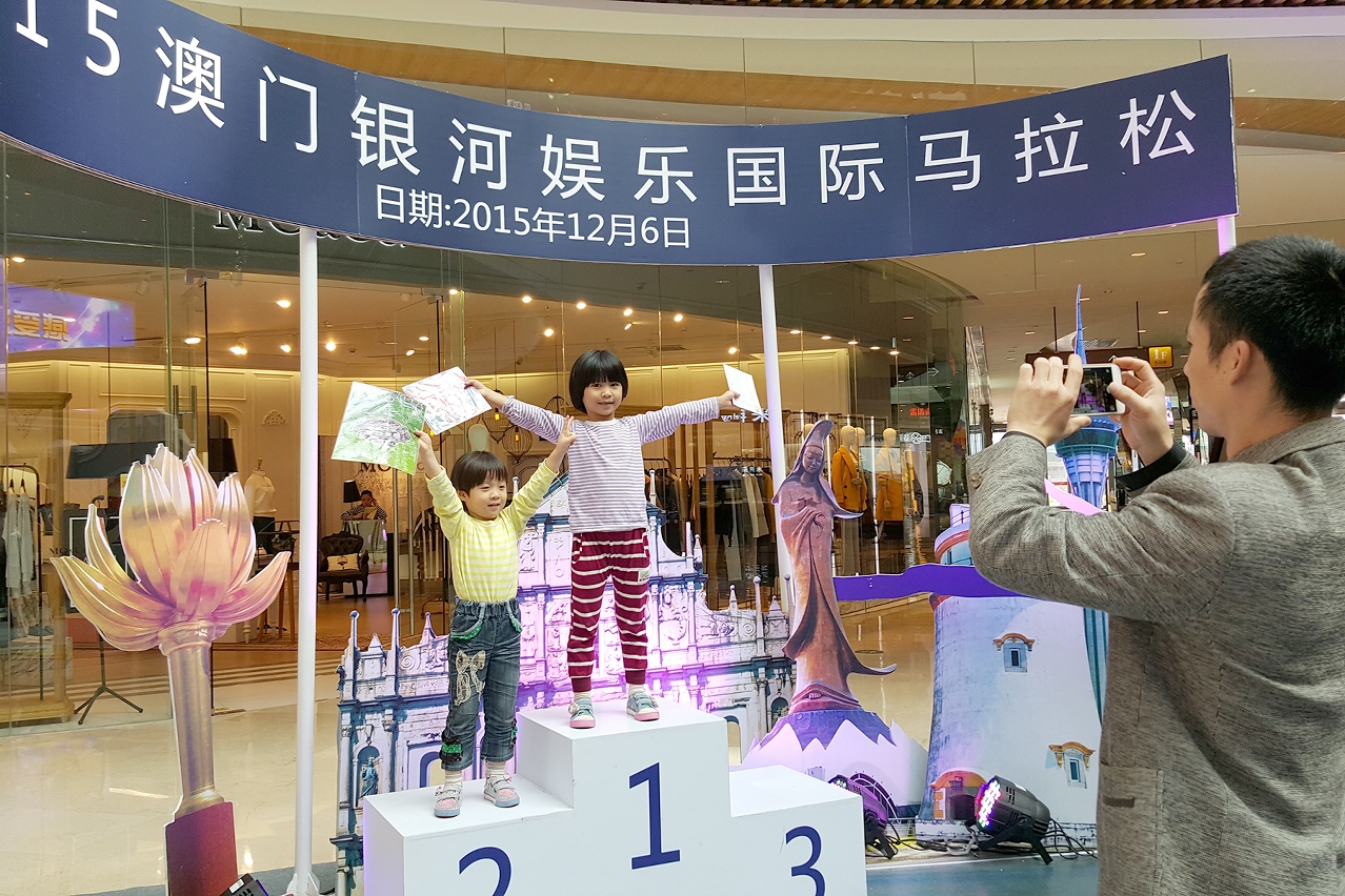 Residentes de Heyuan registam a sua imagem na zona de fotografias