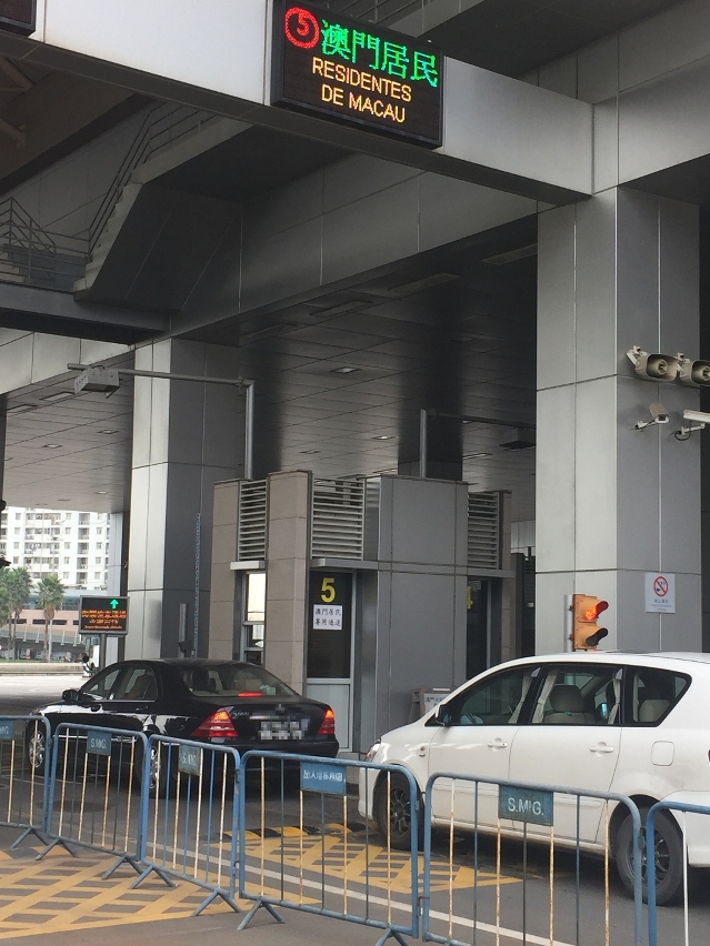 調整「澳門居民」車道位置