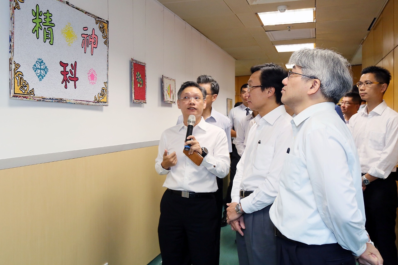 譚俊榮司長觀賞精神治療和培訓的學員手工藝品