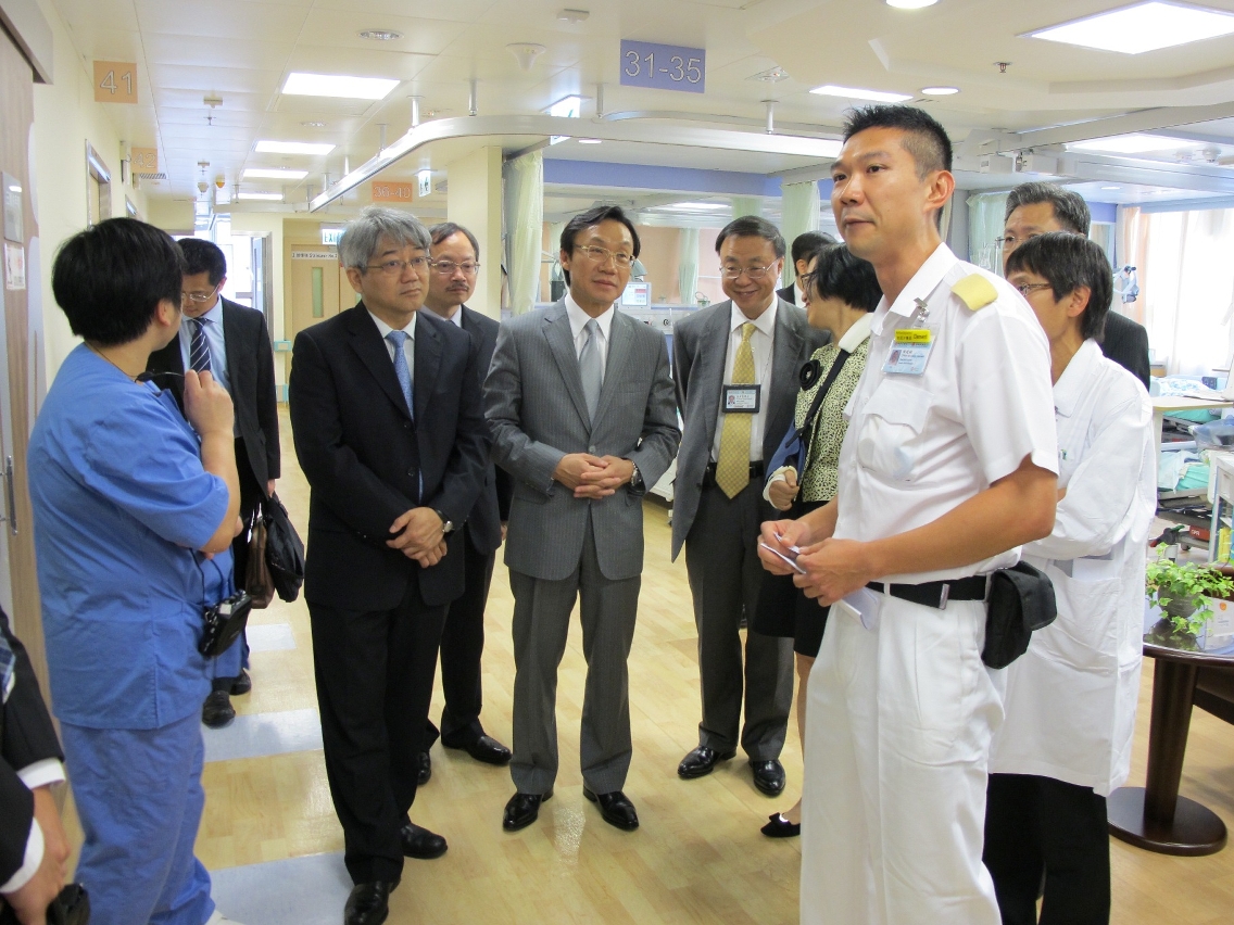 Members of the delegation visit the ward for elderly patients during their visit to Hong Kong.
