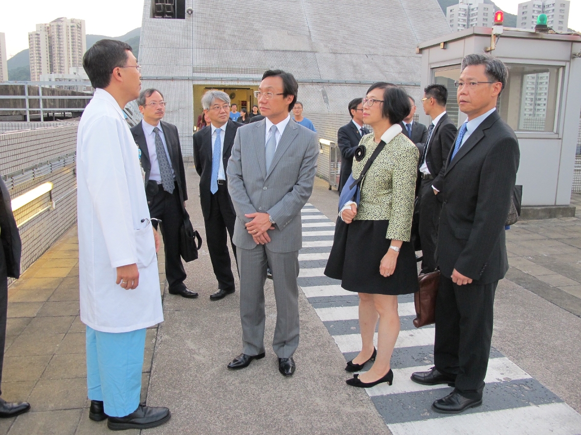 Secretary for Social Affairs and Culture, Mr Tam Chon Weng, is briefed on the operation of the hospital’s heliport used for emergency transport.