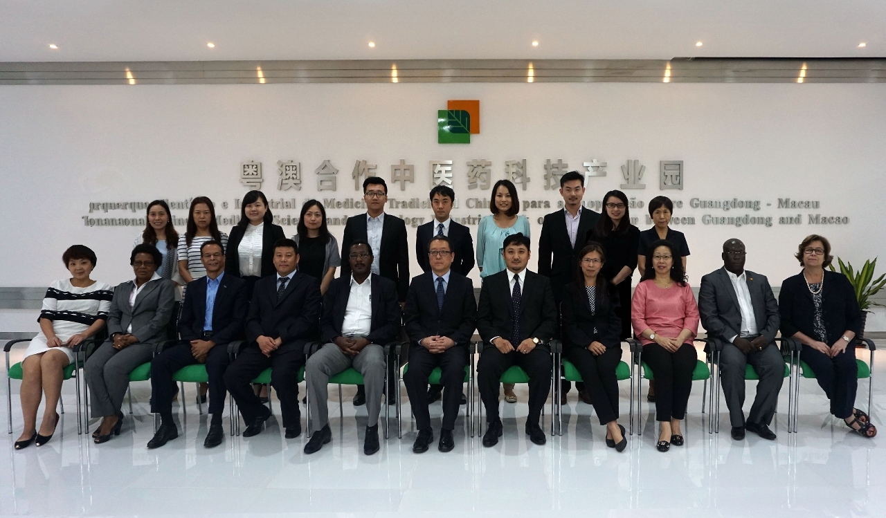 Fotografia dos representantes do Parque Industrial e da delegação do Fórum
