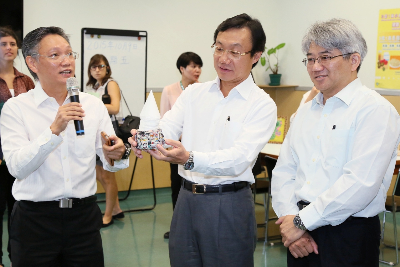 譚俊榮司長觀賞精神治療和培訓的學員手工藝品