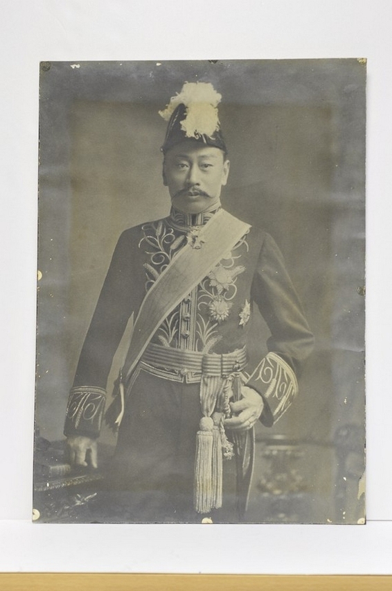 Fotografia oficial de Lew Yuk Lin