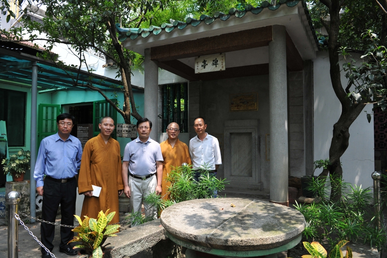 胡正躍在文化局局長吳衛鳴陪同下參訪觀音堂《中美望廈條約》簽署地