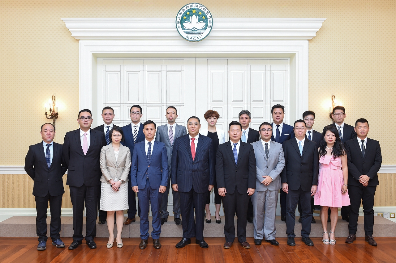 Encontro entre o Chefe do Executivo e a Associação dos Jovens Empresários de Macau