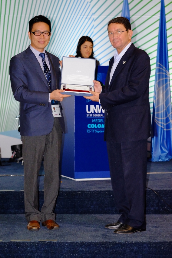 UNWTO Secretary-General Taleb Rifai presents the winner award of the UNWTO Tourism Video Competition for East Asia and the Pacific to MGTO Deputy Director Cheng Wai Tong