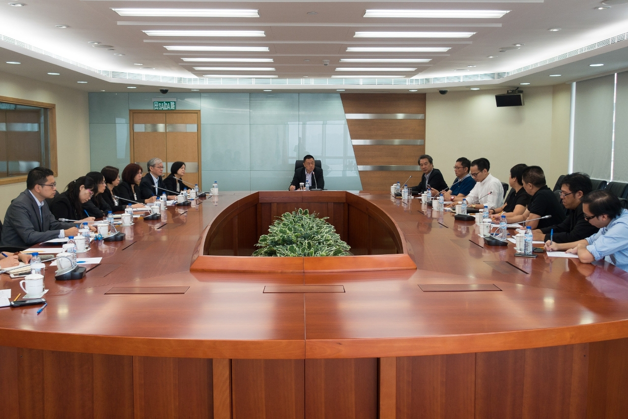 Encontro do Secretário para a Economia e Finanças, Leong Vai Tac, com o Vice-Presidente Executivo da FAOM, Chan Kam Meng e demais representantes do mesmo organismo