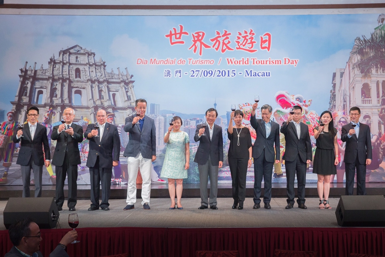 譚俊榮司長等在世界旅遊日晚宴上祝酒