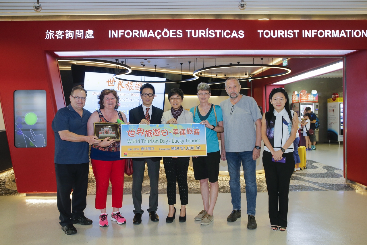 旅遊局領導與幸運旅客合照
