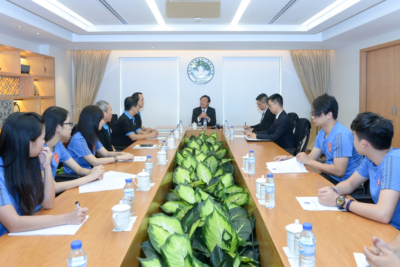 O Secretário para os Assuntos Sociais e Cultura, Doutor Alexis Tam, durante um encontro com a Associação Geral de Voluntários de Macau