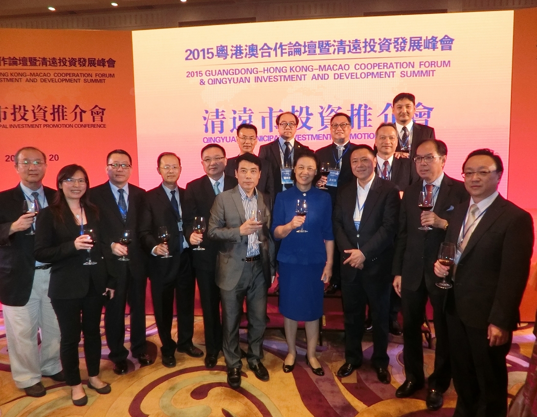澳門企業家代表團於“清遠市投資推介會”上了解到粵西的最新經貿概況，並和廣東省人民政府副省長招玉芳及澳門特別行政區經濟財政司司長梁維特合照