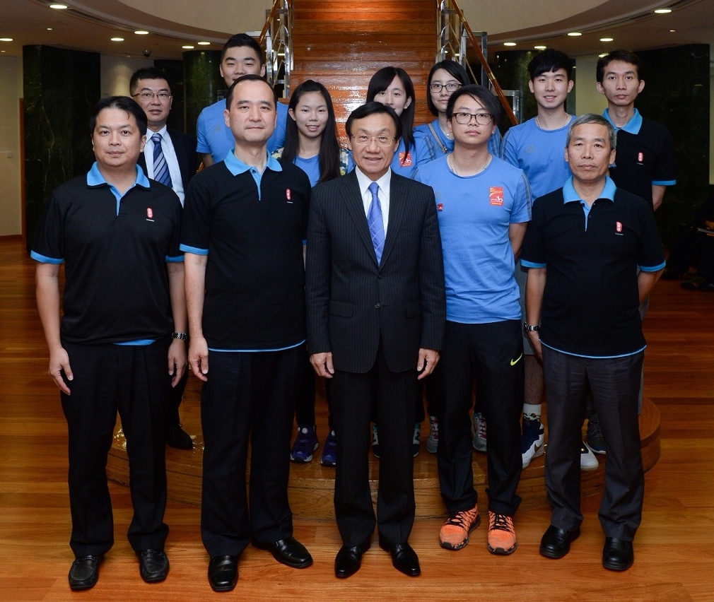 O Secretário para os Assuntos Sociais e Cultura, Doutor Alexis Tam, com o corpo directivo da Associação Geral de Voluntários de Macau e os jovens voluntários.