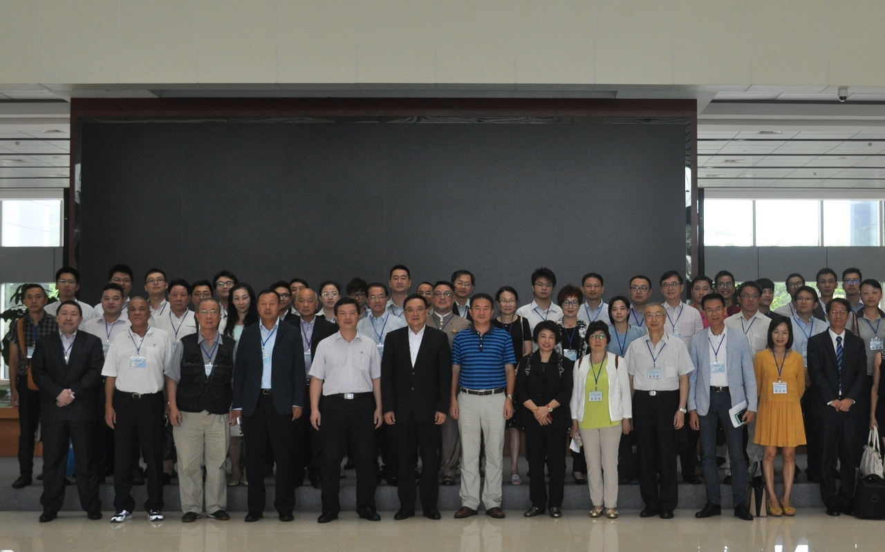Fotografia de grupo da Delegação Empresarial de Macau com o Vice Director do Gabinete de Trabalhos da Zona Experimental de Comércio Livre da China (Guangdong), Cheng Guangjun, e com o Vice Director da Comissão de Administração da Zona de Desenvolvimento de Guangzhou (Nansha), Zeng Jinze.