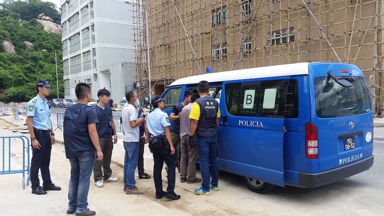 Trabalhadores ilegais foram levados à Polícia a fazer uma investigação