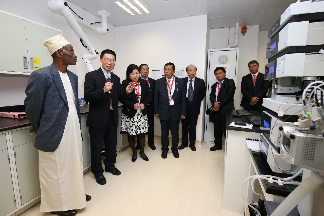 UM representatives introduces the state key laboratory to WHO experts