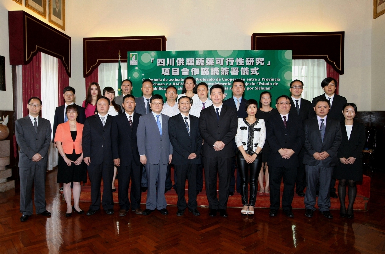 Representantes do Instituto para os Assuntos Cívicos e Municipais e do Departamento de Agricultura da Província de Sichuan