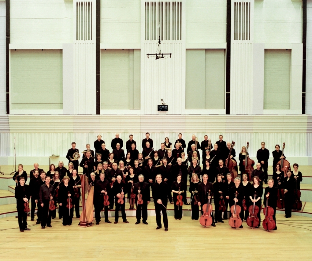 A Orquestra Filarmónica da BBC, uma das mais notáveis orquestras do Reino Unido, interpreta as conhecidas obras Sinfonia n.º 9 “A Grande” de Schubert e Variações Enigma de Edward Elgar