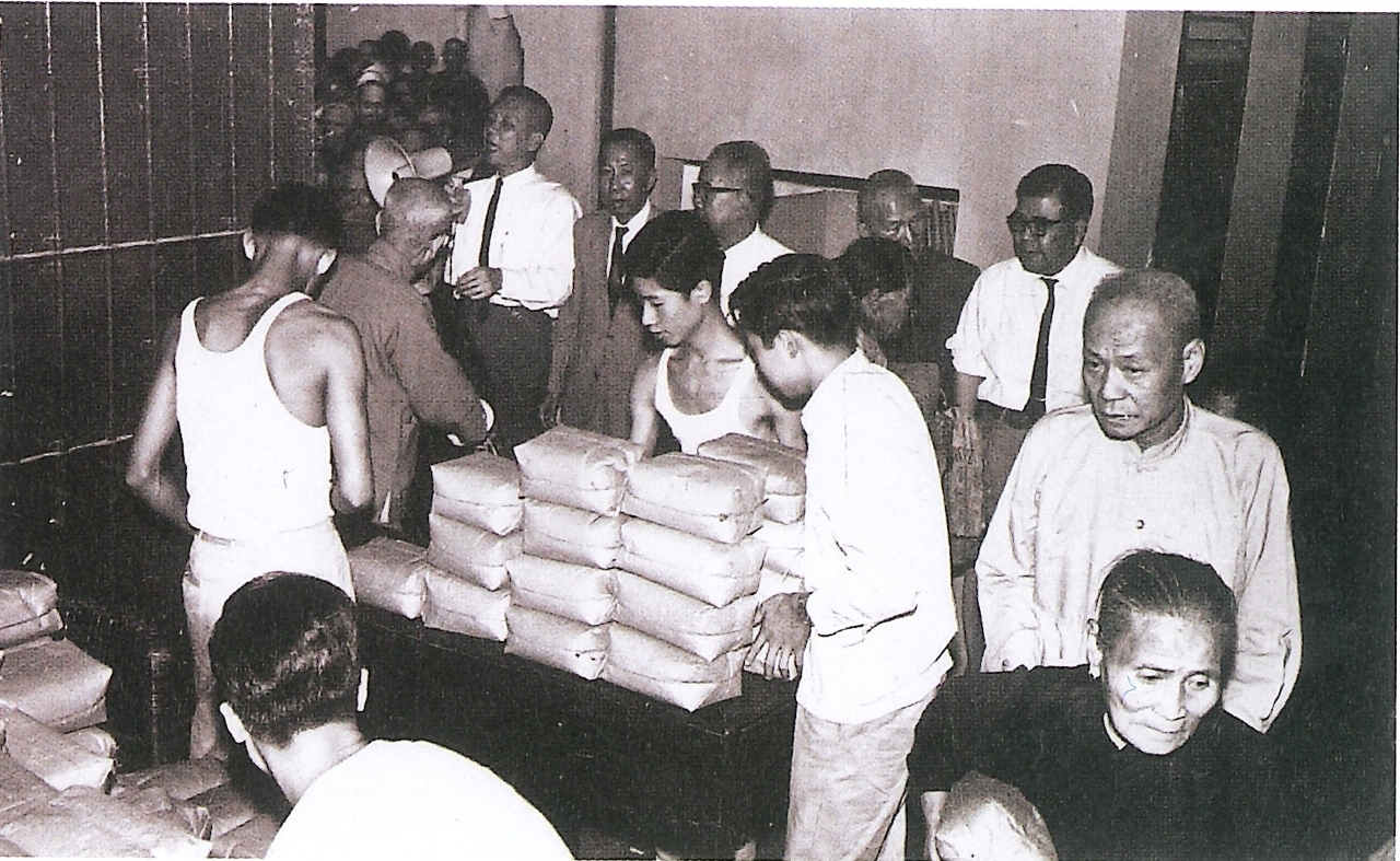 As distribuições de arroz no período da resistência na guerra (Excertos "Colecção do 110.º aniversário de Tong Sin Tong", fornecida pelo Centro de Estudos das Culturas Sino-Ocidentais do Instituto Politécnico de Macau e pela Associação dos Coleccionadores de Antiguidades de Macau.)