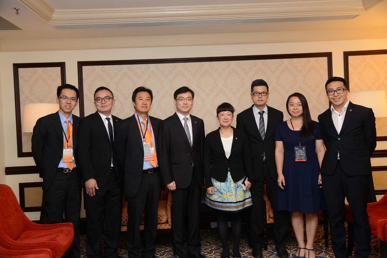 Fotografia em Grupo, entre a Vogal Executiva do IPIM, Dra. Irene Va Kuan Lau (4ª. a esqª.), e o CEO da Joymain Sci & Tech Development Co., Ltd., Dr. Wu Junqi (4º. a dtª.) com as respectivas equipas.