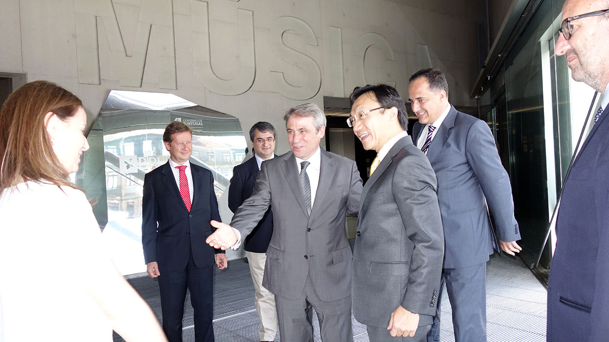 Secretary for Social Affairs and Culture, Mr Tam Chon Weng, visits the Câmara Municipal.