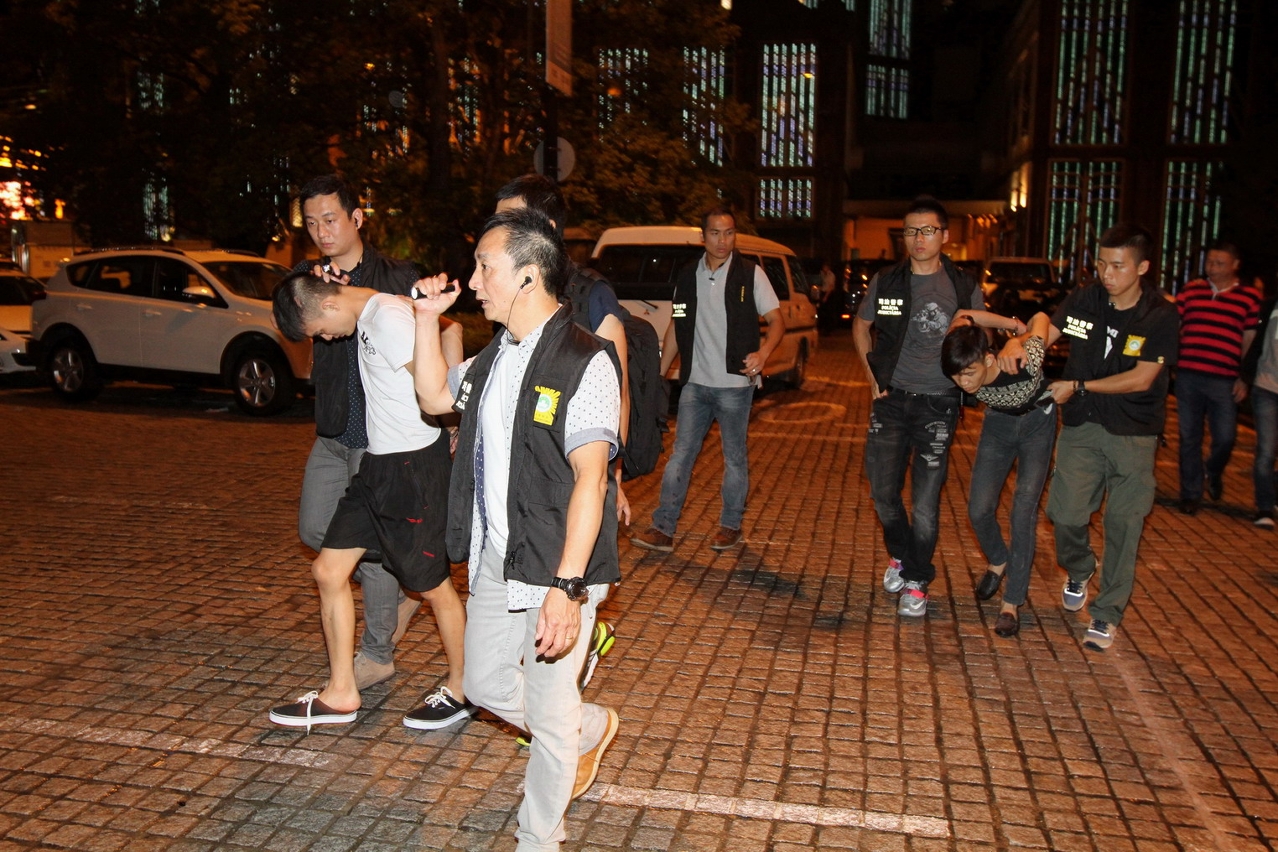 警方把可疑人士帶返警局調查