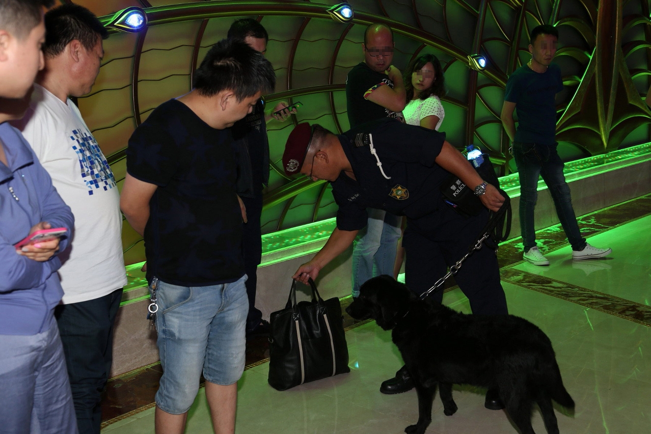 運用警犬對可疑物品進行檢查