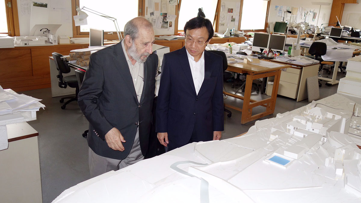 Secretary for Social Affairs and Culture, Mr Tam Chon Weng, visits  the studio of Portuguese architect Mr Siza Vieira in Porto.