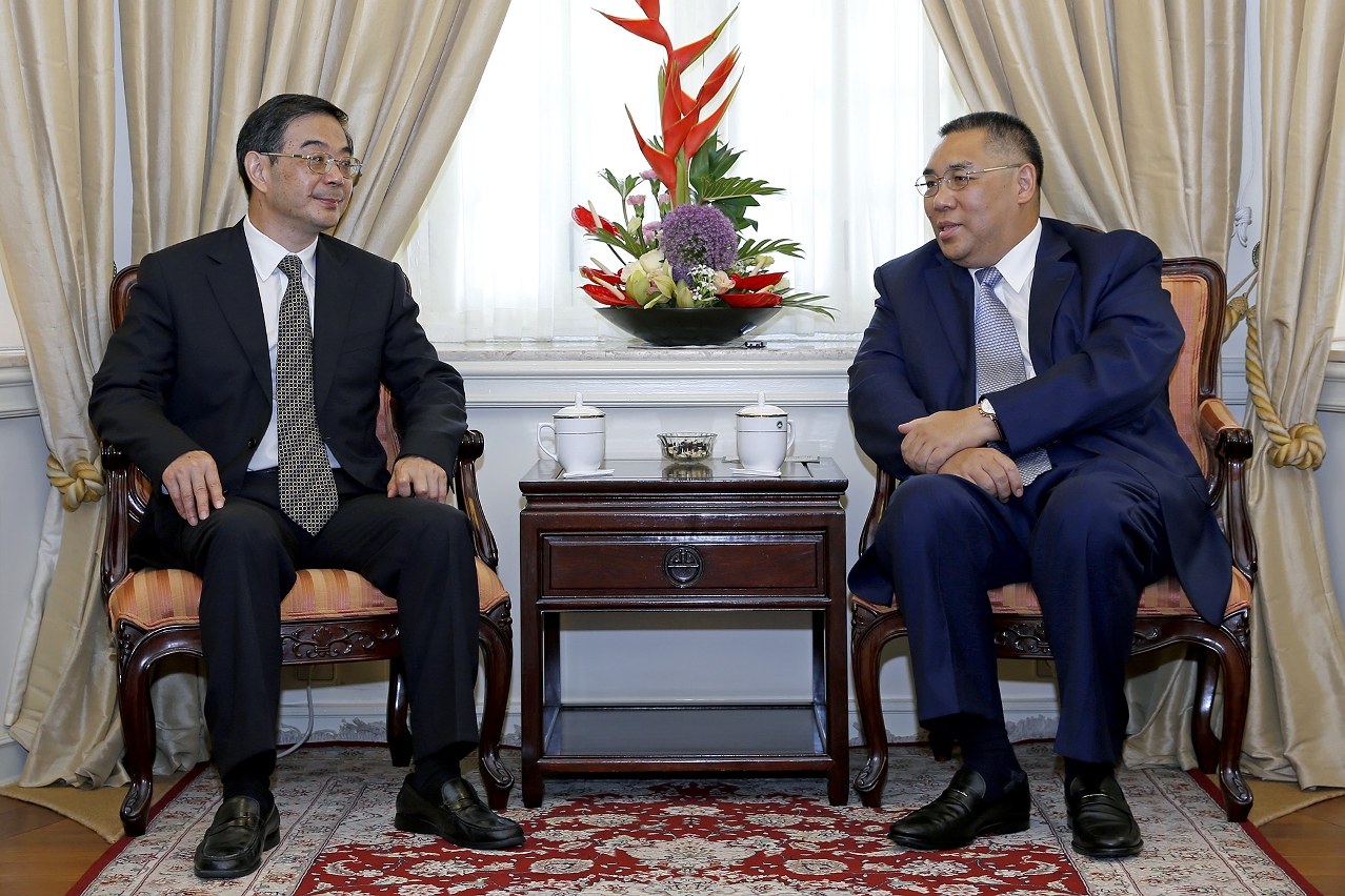 Encontro entre o Chefe do Executivo e Zhou Qiang
